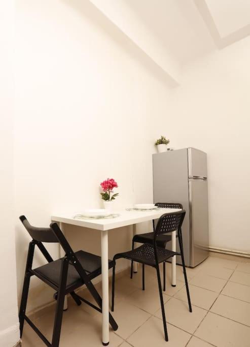 1 Bdrm Apartment In City Center Bukarest Eksteriør billede