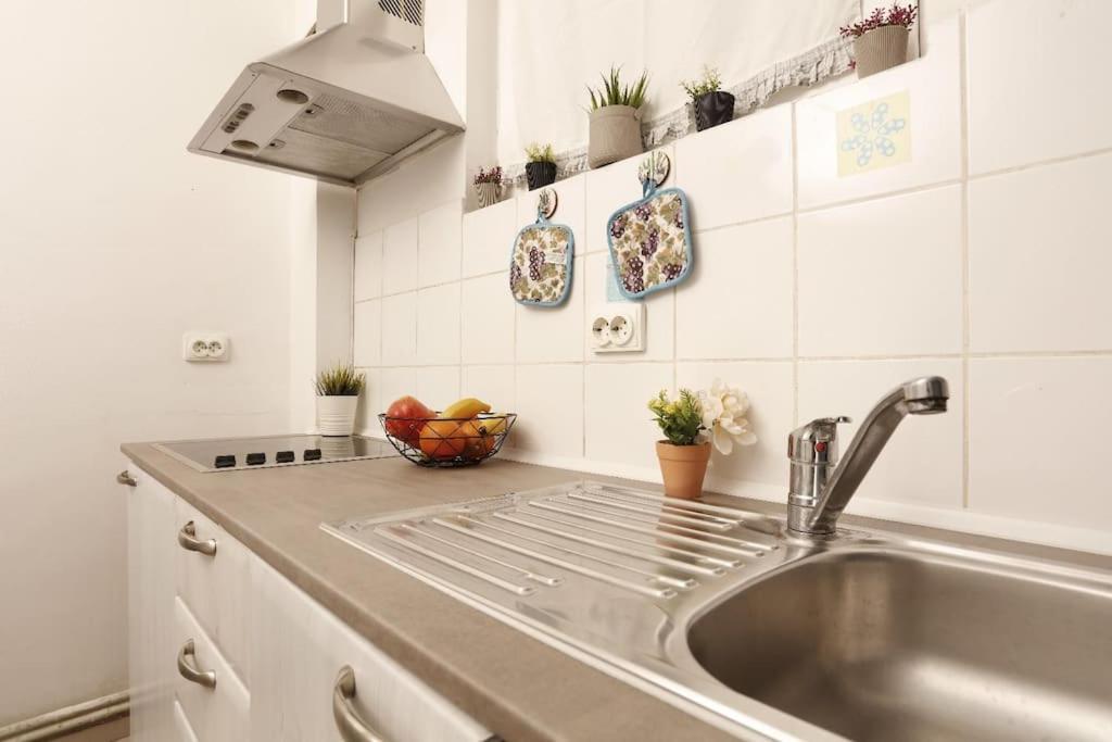 1 Bdrm Apartment In City Center Bukarest Eksteriør billede