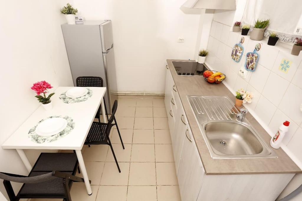 1 Bdrm Apartment In City Center Bukarest Eksteriør billede